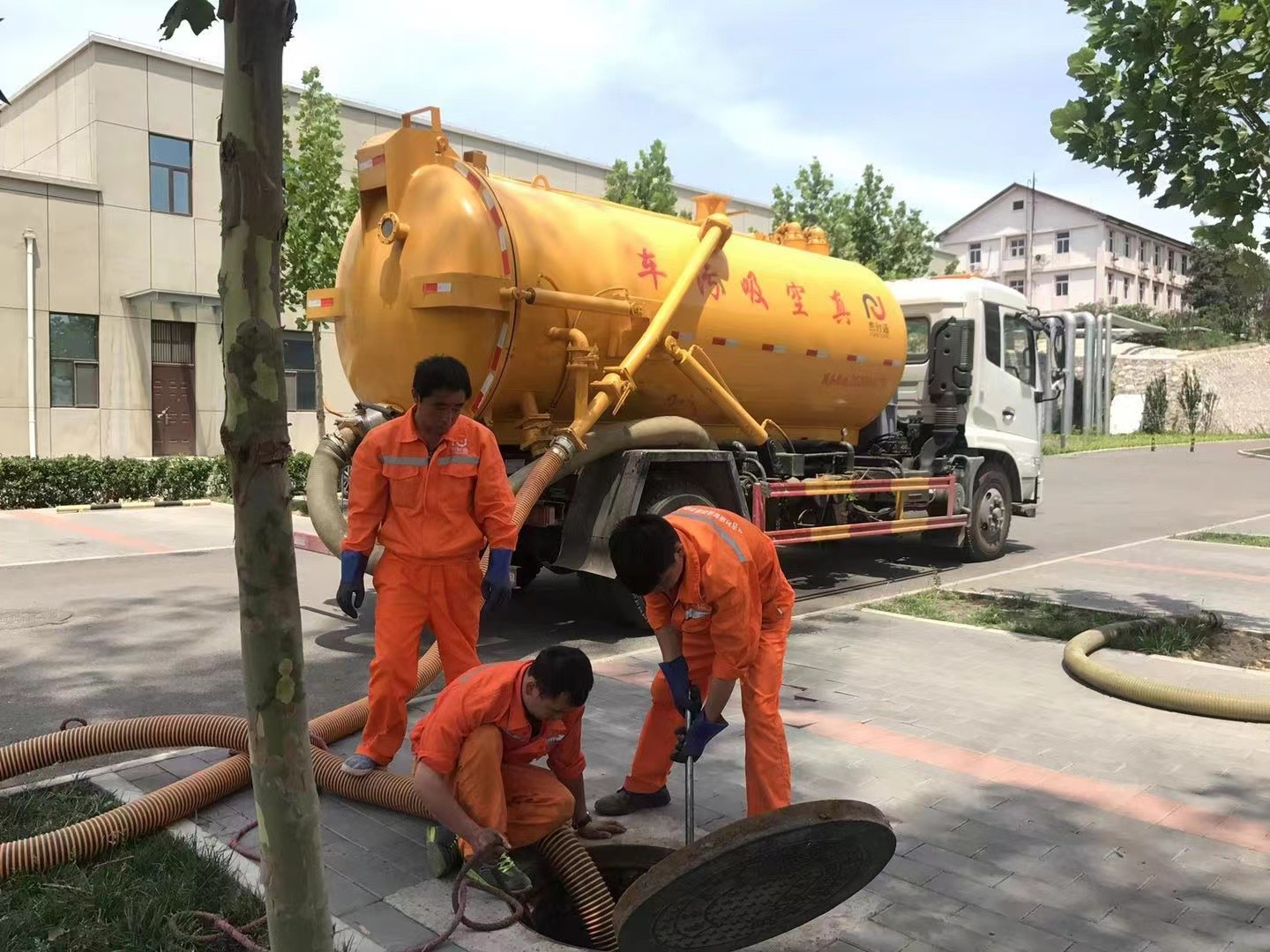 秭归管道疏通车停在窨井附近