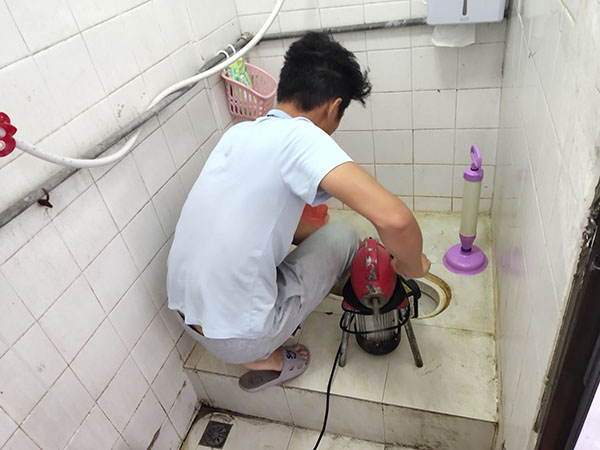 秭归管道堵塞冒臭气 专业师傅现场解决问题